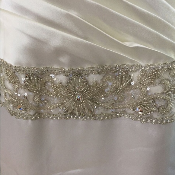 NWT Galina Signature Wedding gown Ivory, halter 8 750$ - Picture 3 of 6